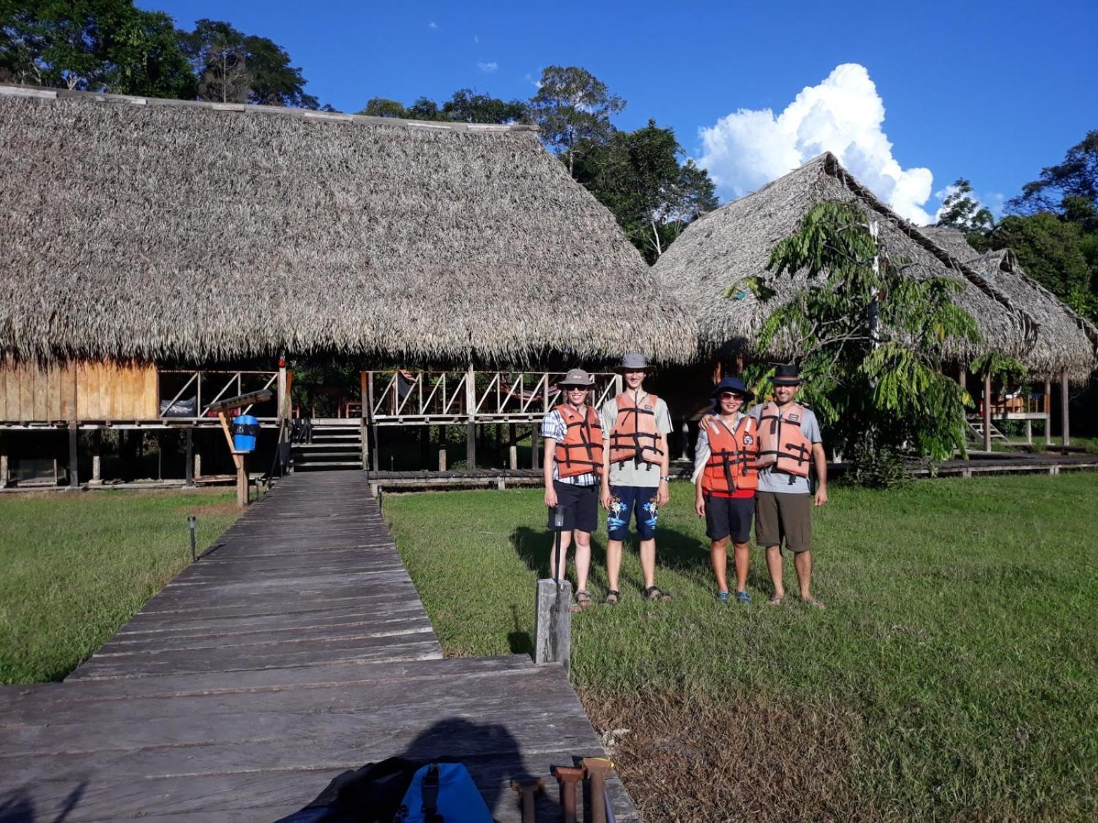 Aguas Negras River Lodge Puerto Montufar 外观 照片